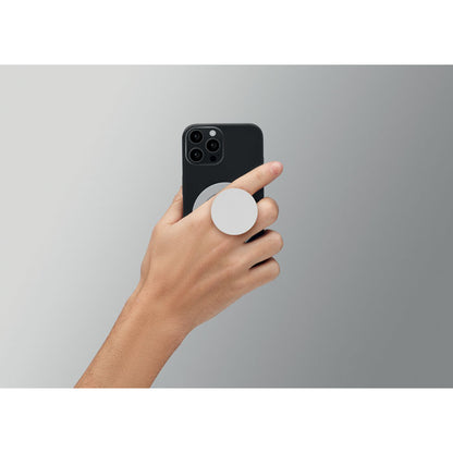 Mano sujetando teléfono móvil con soporte trasero blanco