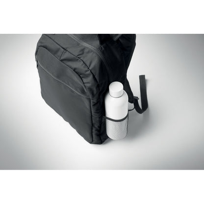 Detalle de bolsillo lateral de rejilla de mochila negra con botella metálica de agua