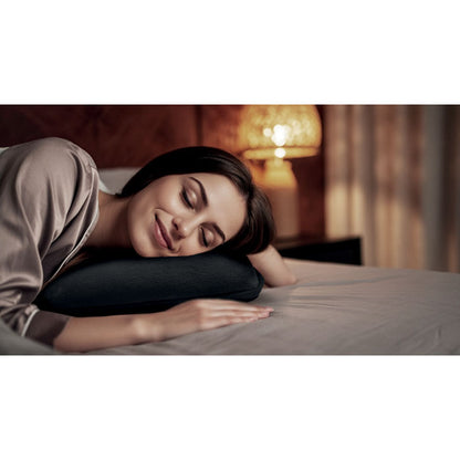 Mujer durmiendo sobre cojín negro de franela  
