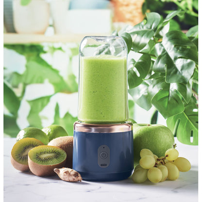 Licuadora portátil para smoothies sobre mesa de desayuno