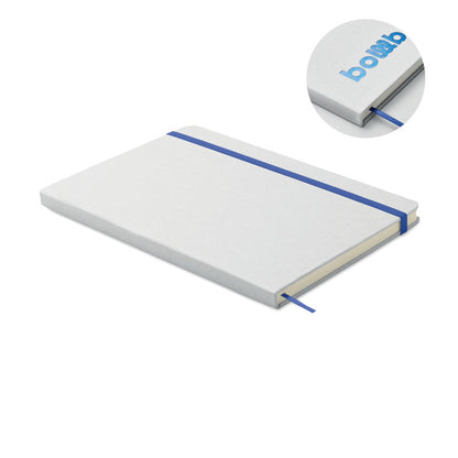 libreta blanca con cierre goma azul, detalle de logo impreso