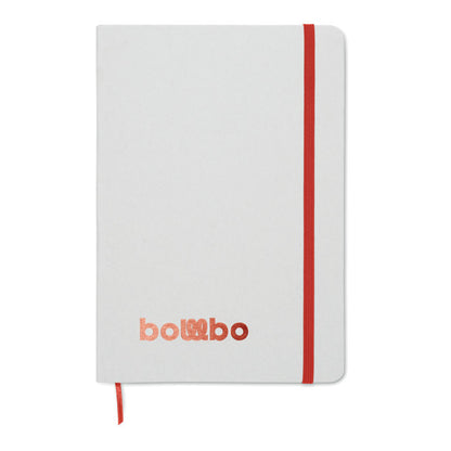parte trasera de libreta blanca con cierre goma roja