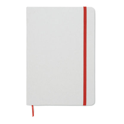 libreta blanca con cierre goma roja, detalle de logo impreso
