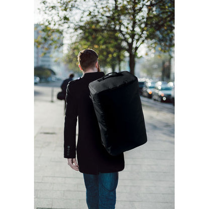 Chico llevando en la espalda una bolsa de deporte negra tipo mochila