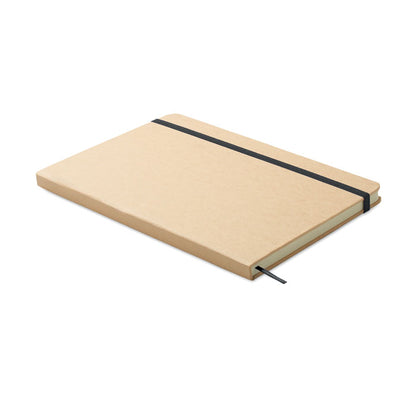 Libreta A5 con tapas de cartón duro y goma de cierre y marcapáginas color negro.