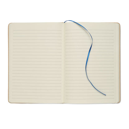 Libreta A5 abierta con marcapáginas azul y hojas de papel reciclado rayado