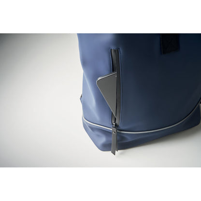 Detalle de bolsillo frontal con cremallera de mochila azul