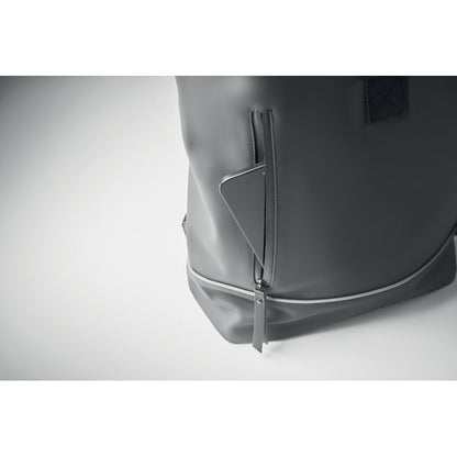 Detalle de bolsillo frontal con cremallera de mochila gris