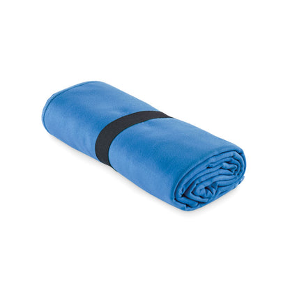 Toalla deportiva azul enrollada con goma negra