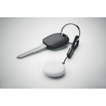 Vista superior de llavero blanco localizador con llave de coche