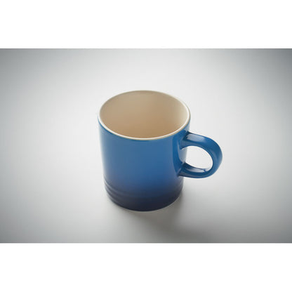 Vista superior de taza de cerámica azul degradado