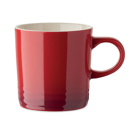 Taza de cerámica de color rojo en tonos degradados