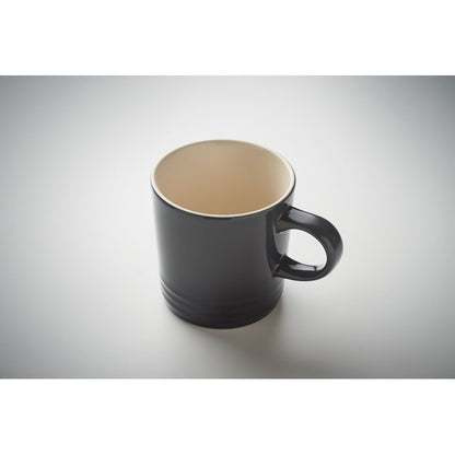 Vista superior de taza de cerámica negro degradado