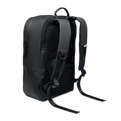 Vista posterior de mochila negra de RPET con asas reforzadas