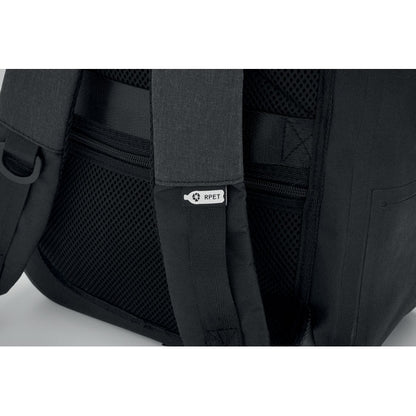 Detalle de asas de mochila negra con etiqueta ecológica de RPET