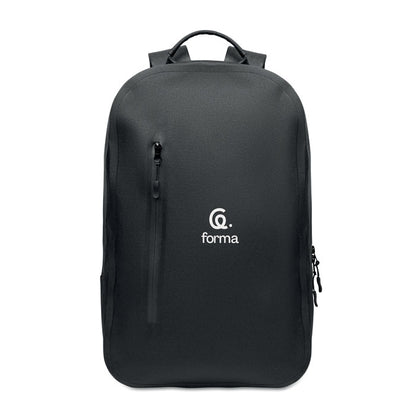 Vista frontal de mochila negra de RPET con logo blanco impreso