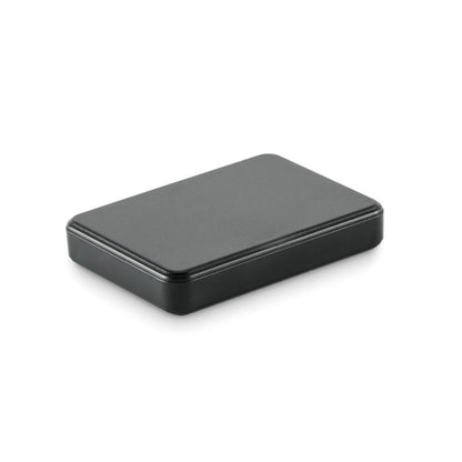 Vista frontal de power bank negra rectangular
