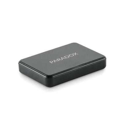 Vista lateral de power bank negra con logo impreso