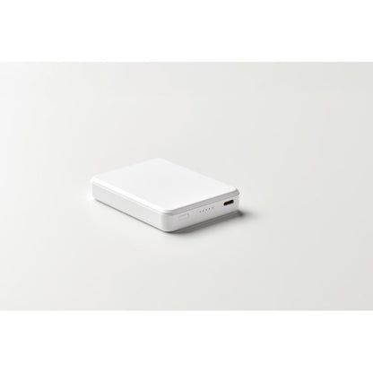 Vista frontal de power bank blanca rectangular con logo impreso