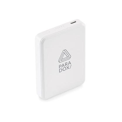 Vista frontal de power bank blanca rectangular con logo impreso
