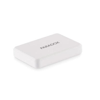 Mano sosteniendo pequeña power bank blanca