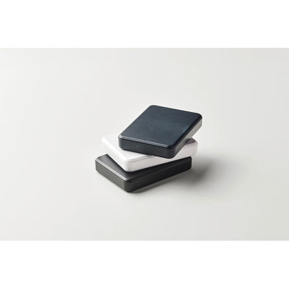 Power bank blanca rectangular vista lateral, foto de mano con powe bank