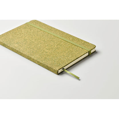 Vista superior de libreta verde con cierre goma y marca páginas
