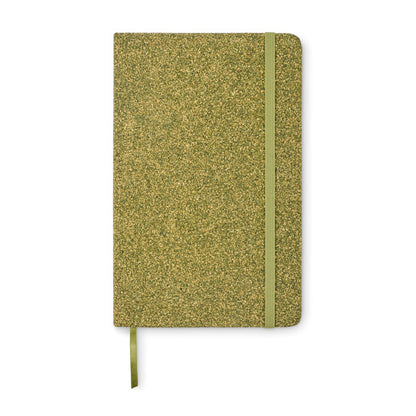 Vista frontal de libreta verde con cierre goma