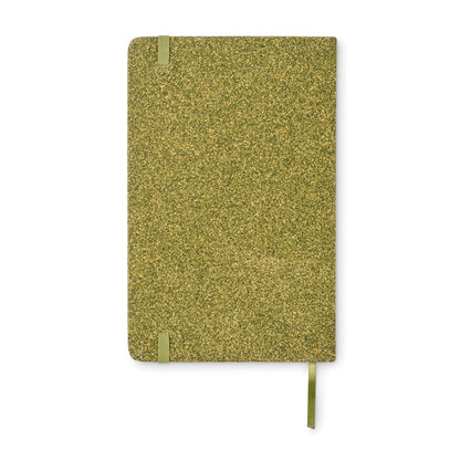 Vista posterior de libreta verde fabricada con posos de té