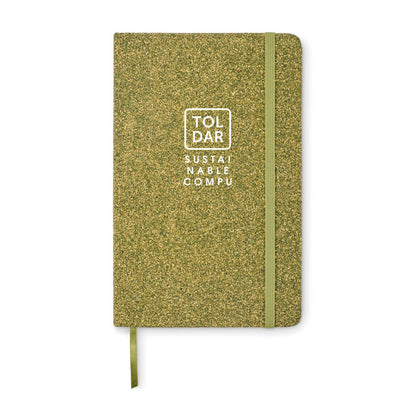 Vista frontal de libreta verde fabricada con posos de té. Logo impreso