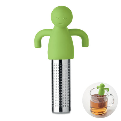 Vista frontal de infusor de té con forma de muñeco verde. Vaso con té e infusor de muñeco