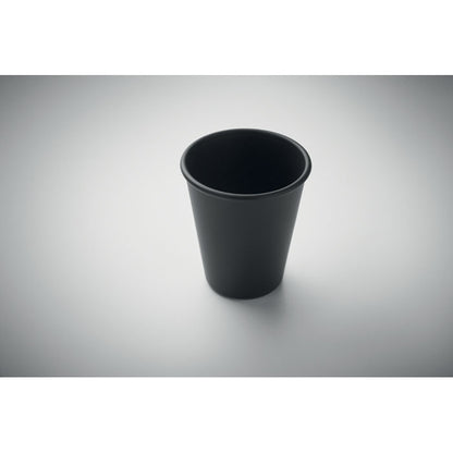 Vista superior de vaso negro de plástico eco sobre fondo gris