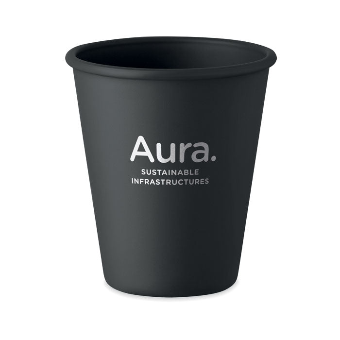 Vaso reutilizable de color negro con acabado mate, diseño moderno y logo de Aura, ideal para bebidas.