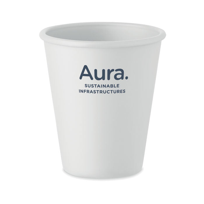 Vaso reutilizable de color blanco con texto en azul que promueve la sostenibilidad, ideal para bebidas.