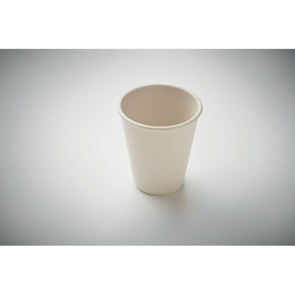 Vista superior de vaso beige de plástico eco sobre fondo gris