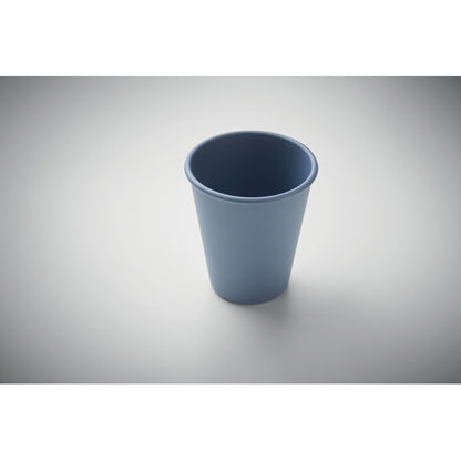 Vista superior de vaso azul de plástico eco sobre fondo gris