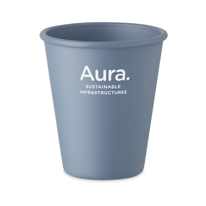 Vaso reutilizable de color gris, acabado mate, con diseño sostenible y logotipo de Aura.