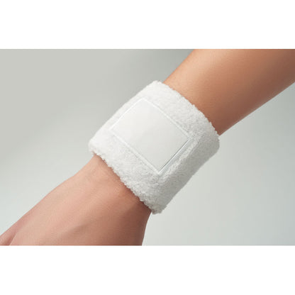Mano con muñequera blanca puesta
