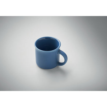 Vista lateral de taza azul de café espresso