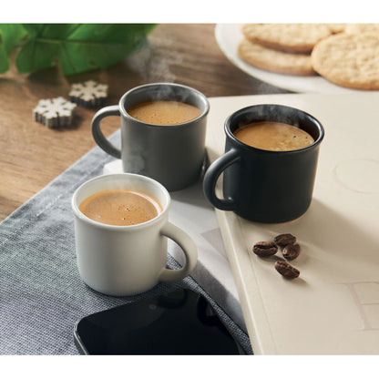 Vista frontal de taza blanca de café espresso