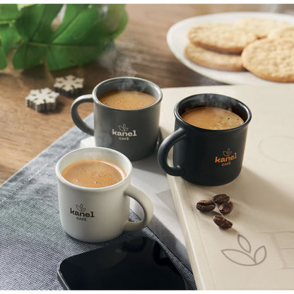 Vista superior de taza de espresso blanca con fondo gris