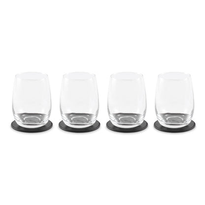 4 vasos de cristal sobre posavasos negros