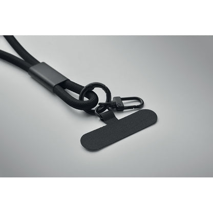 Detalle de lanyard negro con cable de carga