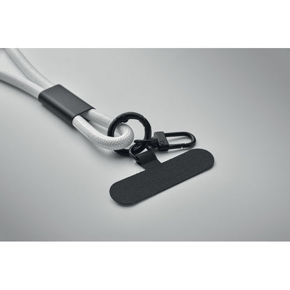 Detalle de lanyard blanco con cable de carga