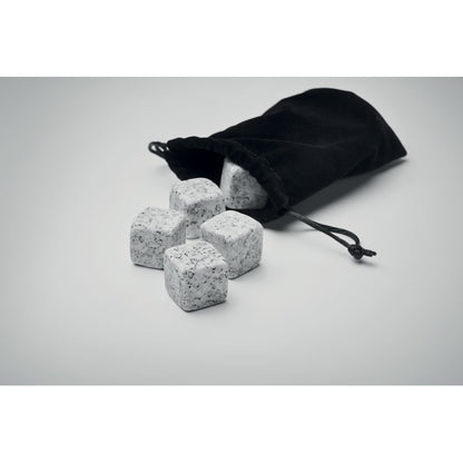 Piedras enfriadoras con saco negro sobre fondo gris