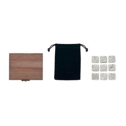 Vista superior de 9 hielos de piedra, saco negro y caja de madera
