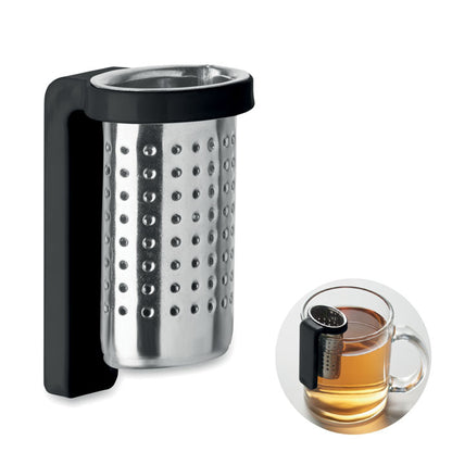 Infusor de té negro y acero con gancho para taza. Taza de té con infusor colocado