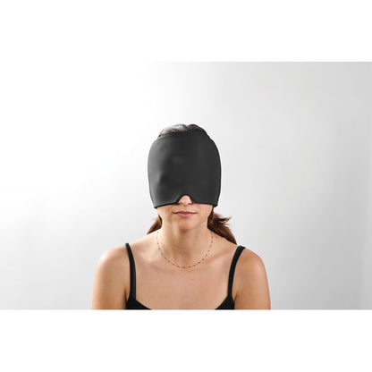 Mujer  con gorro negro de licra que tapa los ojos para aliviar dolores de cabeza
