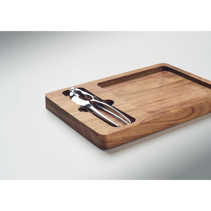 NUTPLATE - Set cascanueces de acacia con plato de madera y cascanueces de aleación de zinc en fondo claro.