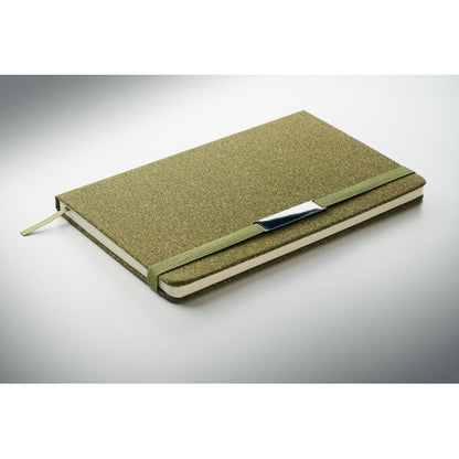 Vista superior de libreta de posos de té, llavero y boli verde